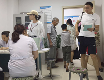 小患者挤满医院 出现治白高峰